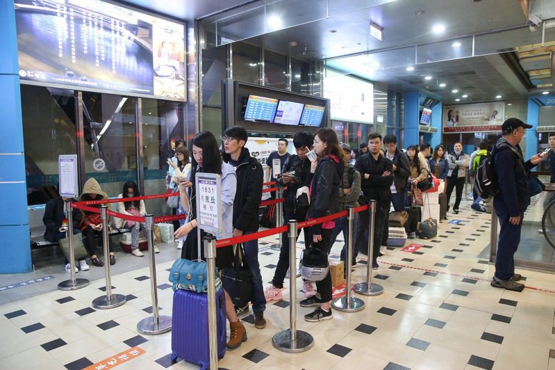 台北轉運站明年起提供遊覽車接駁服務。本報資料照片