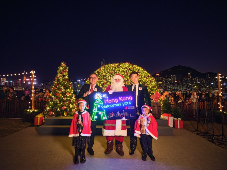 Rain再訪香港，並與香港旅遊發展局總幹事程鼎一參與「奇趣聖誕村」的亮燈儀式嘉賓...