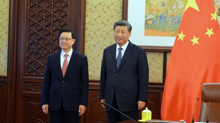 李家超首次以香港特首身分赴京述職，昨（23）日會見大陸國家主席習近平。圖源：香港商報