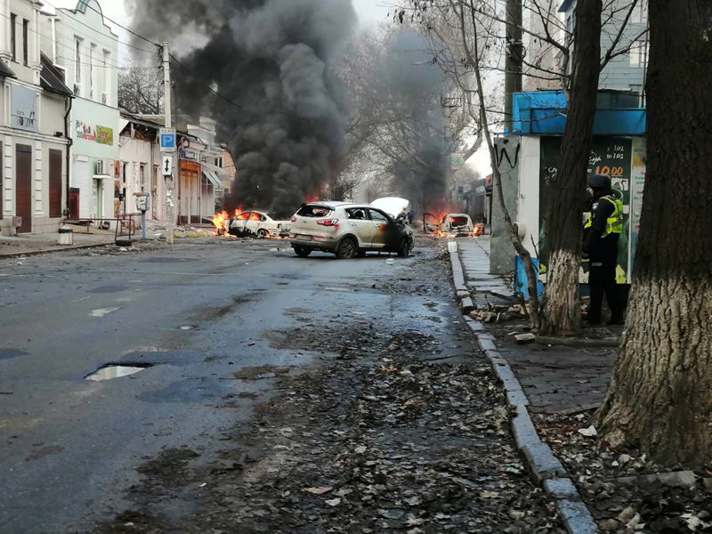 圖為之前俄軍砲擊烏克蘭部城市赫松，街道一隅冒出濃煙。（歐新社）