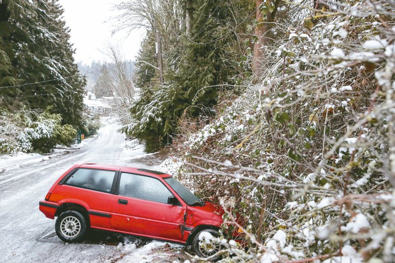 天寒地冻 事故频传 大雪造成全美多处地面积雪，西雅图有一辆车廿三日打滑撞入山壁。（美联社）(photo:UDN)