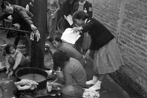 1954年12月26日，國民黨中央委員會婦女工作會發起改善環境衛生清潔運動，進行家庭清潔訪問，圖為訪問情形。圖／聯合報系資料照片