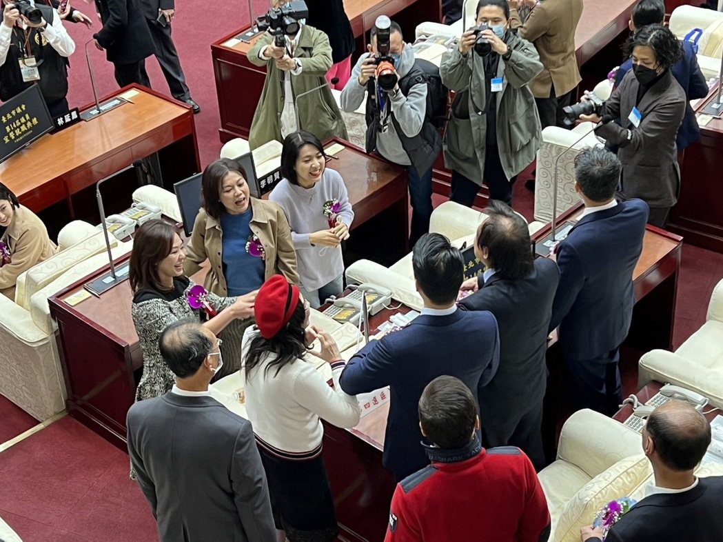 台北市新任市長蔣萬安今天到議會觀禮議員就職，和民進黨議員王世堅寒暄時王世堅被起鬨...