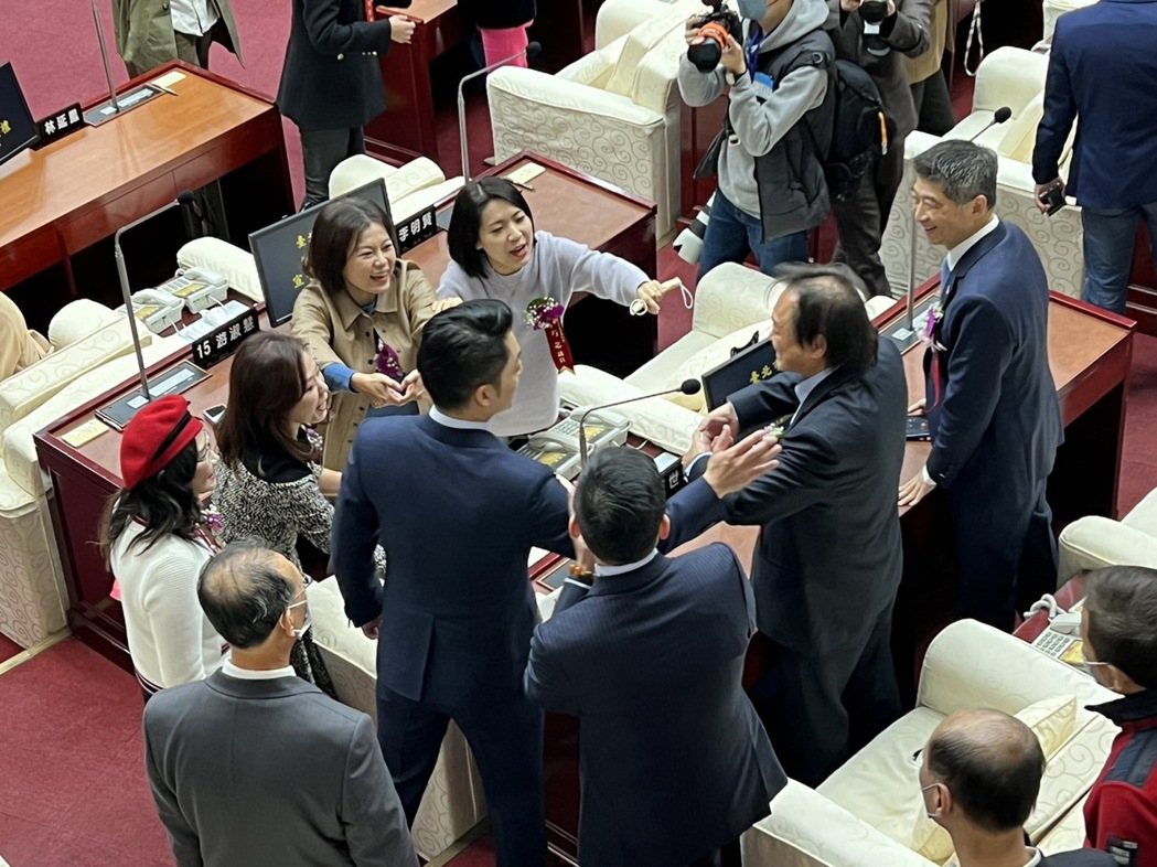 台北市新任市長蔣萬安今天到議會觀禮議員就職，和民進黨議員王世堅寒暄時王世堅被起鬨...