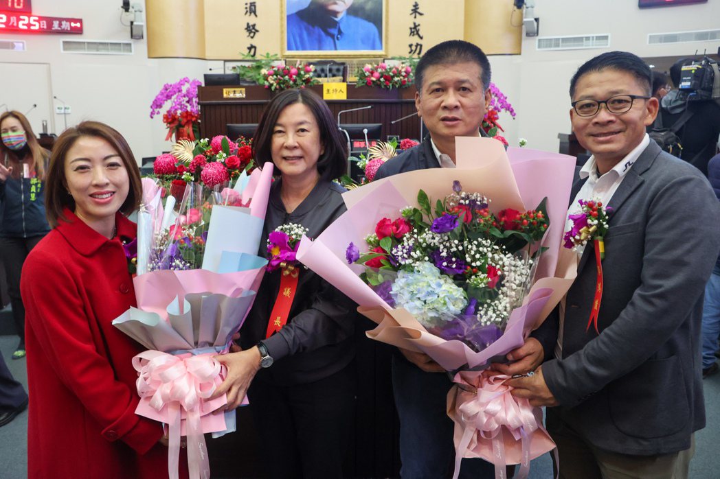 民進黨台南市議員邱莉莉（左二）、林志展（右二）分別以36、32票拿下正副議長。記...