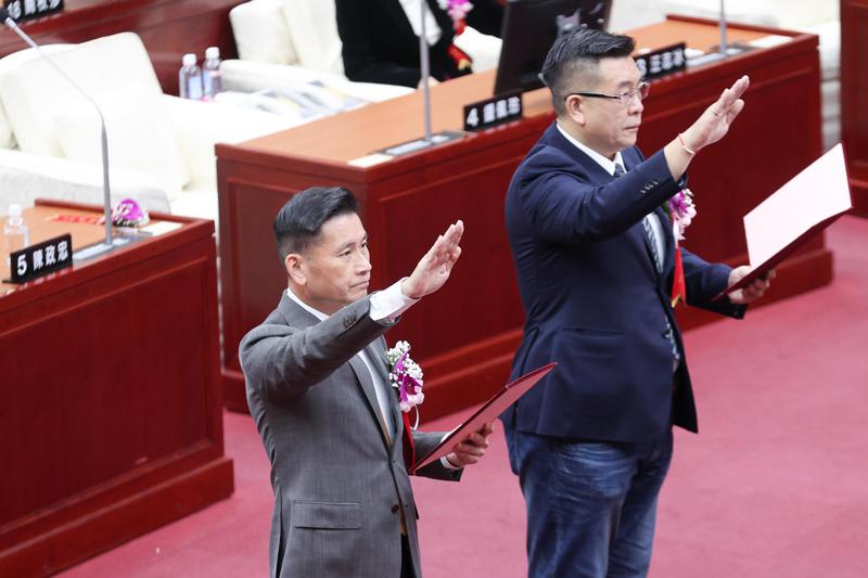 國民黨台北市議員戴錫欽（左）與葉林傳（右）當選台北市議會正副議長，兩人一同高舉右手唸就職誓詞。記者余承翰／攝影