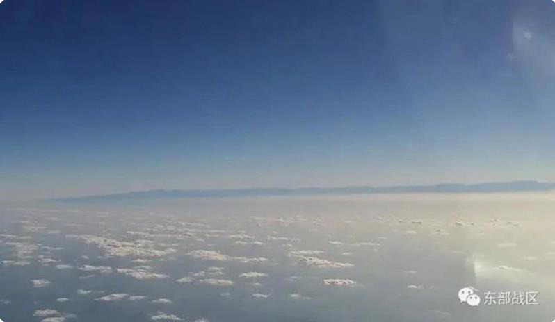 共軍稱，中共戰機於演習時在空中眺望台灣中央山脈。（中共解放軍東部戰區微信公號照片）