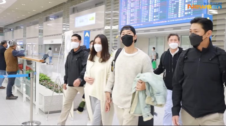 宋仲基從新加坡回韓國時，在機場就有媒體拍到女友也同行。 圖／擷自Youtube