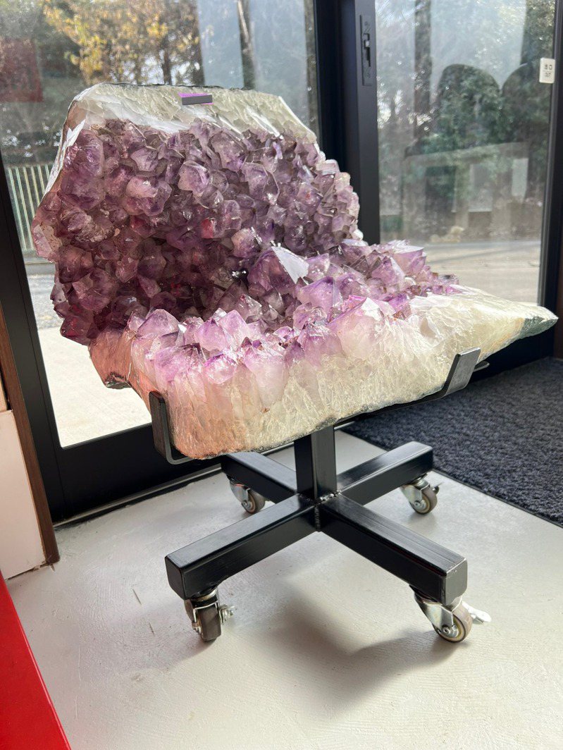 日本店家推出「紫水晶辦公椅」，意外獲得許多網友關注討論。圖取自推特@factory___m