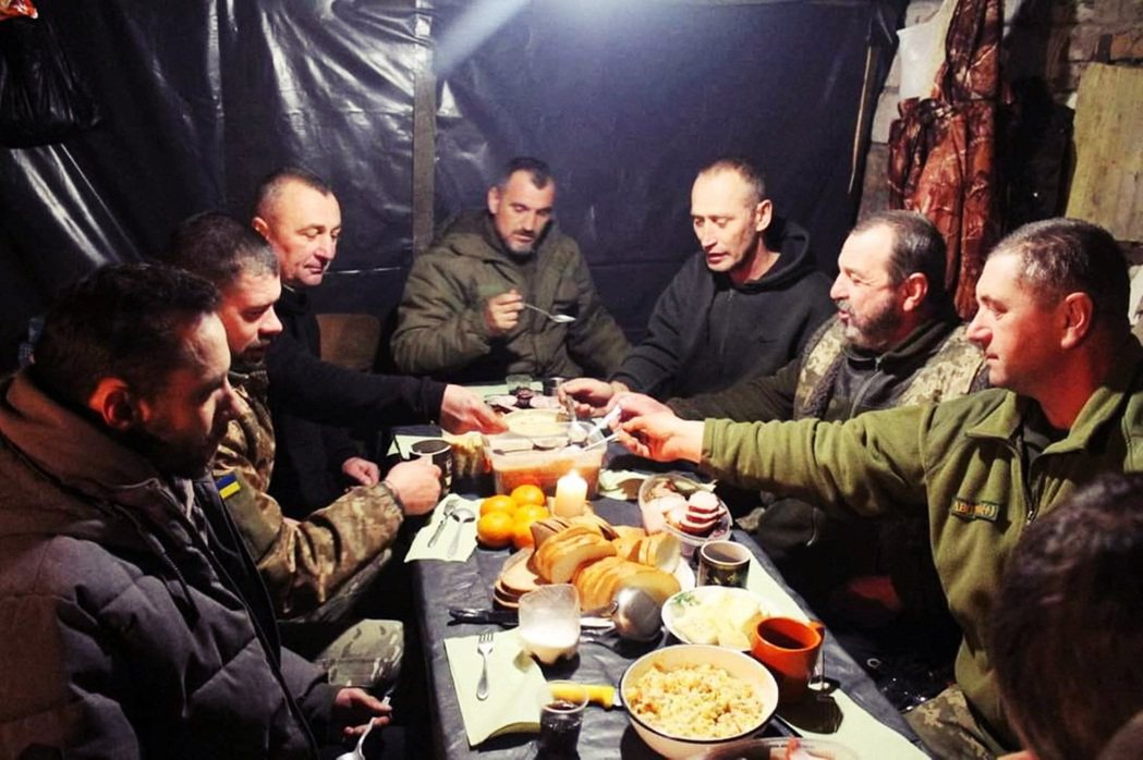 12月25日，前線的烏克蘭軍人在軍營中享用聖誕節大餐。 圖／路透社