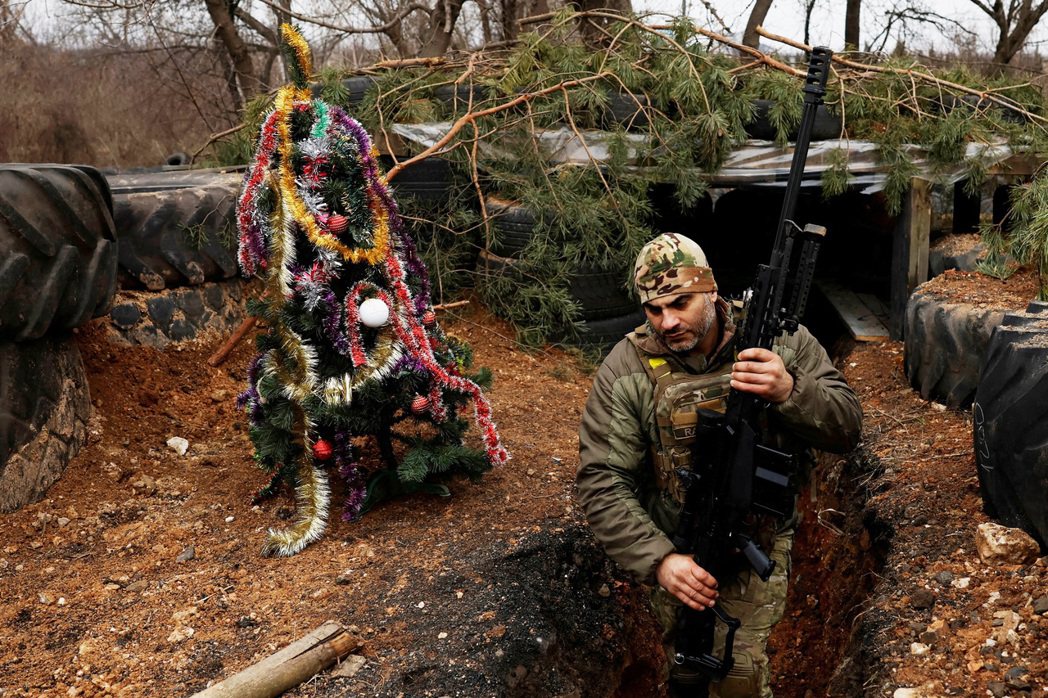烏克蘭軍人於頓涅茨克的前線戰地巴赫穆特（Bakhmut），自己製作應景的聖誕樹。...