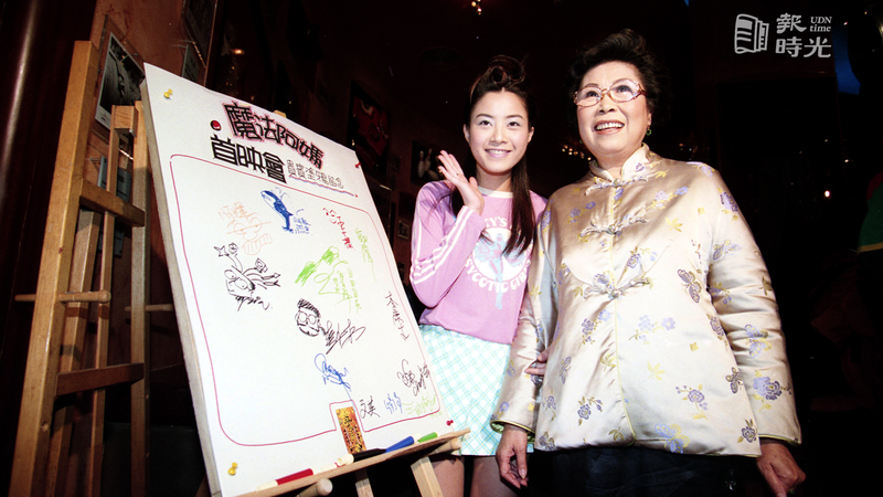 動畫片「魔法阿媽」首映會。圖為徐懷鈺（左）、文英（右）。圖／聯合報系資料照（1999/03/30　李府翰攝影）