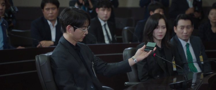 尹炫優在聽證會上公開順洋集團當初作的醜陋事。圖／摘自JTBC