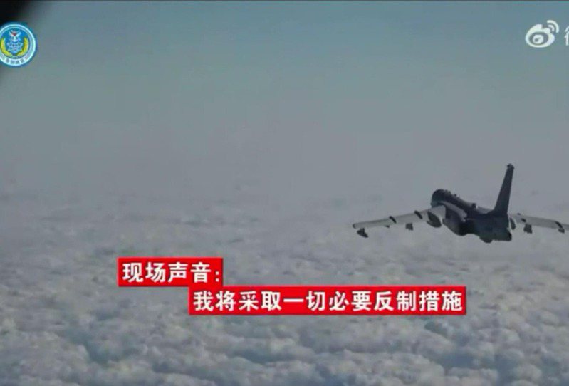 解放軍東部戰區發布25日在台灣周遭軍演視頻。圖為轟炸機凌空畫面截圖。（東部戰區）