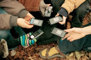 主張遠離智慧手機的紐約市高中生社團「盧德社」，12月11日在布魯克林區展望公園聚會，他們拿出自己的滑蓋手機展示。圖／紐約時報