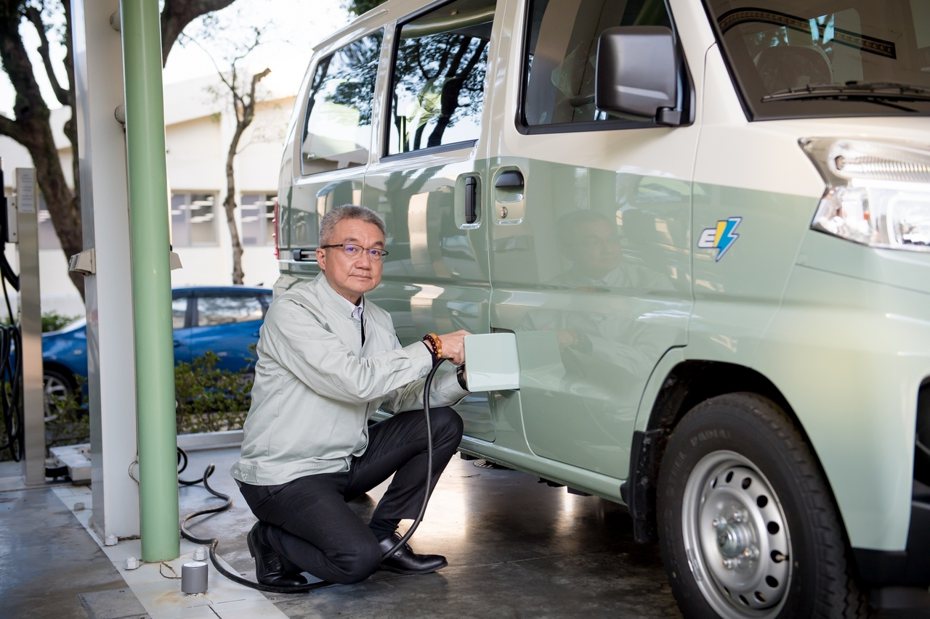 中華汽車總經理陳昭文為前進金門22台e-VERYCA充電。 圖／中華汽車提供