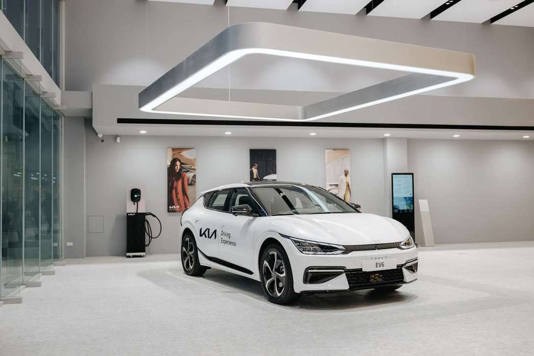 Kia新世代車款在光影的變化照映下，展現全球頂級設計團隊打造的獨到美學，讓賓客們能細細品味賞車。 圖／台灣森那美起亞提供