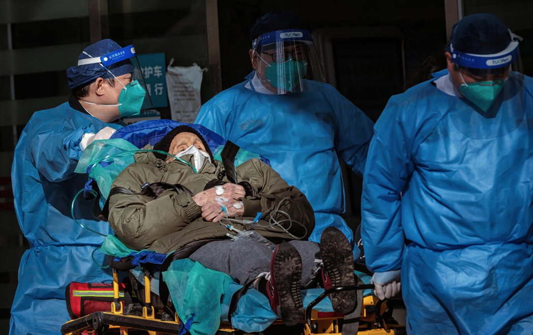 12月23日，上海的醫護將一名老人送往醫院。12月21日，上海德濟醫院官方微信公...