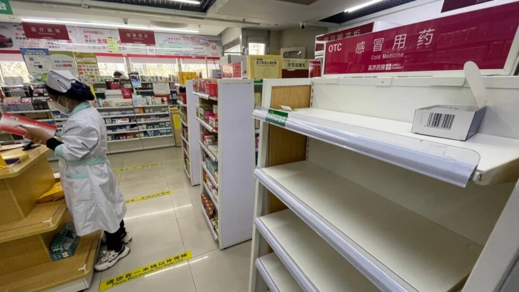 中國各地藥局內，止咳退燒、消炎止痛類的藥物被搶購一空。 圖／法新社