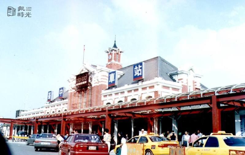 台中火車站廣場遮雨棚己建好，今後旅客進出車站更方便。圖／聯合報系資料照（1996/05/25 林榮攝影）
