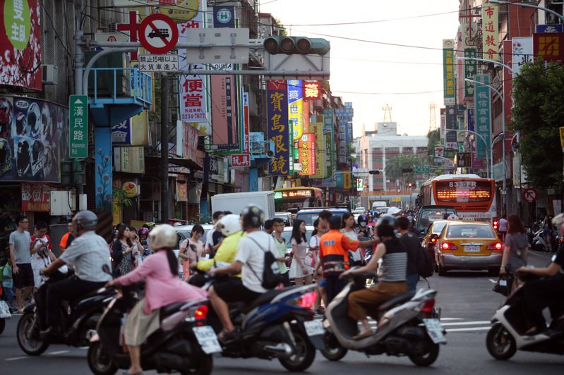 台灣的市容時常被人詬病，鄉民以「日本妹在台灣醜醜的巷子拍照時在想什麼？」為題發文後，也引起留言討論。此為中和街景。圖／聯合報系資料照片