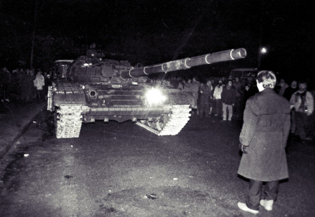 1991 年 1 月 13 日，立陶宛訴求獨立運動，一位平民當時站在蘇聯坦克車前...