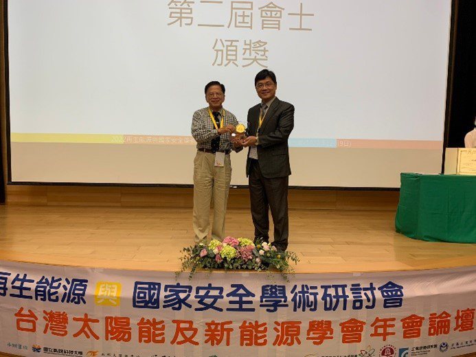 國立高雄科技大學模具工程系教授，也是台灣太陽能及新能源學會現任理事長艾和昌，獲頒...