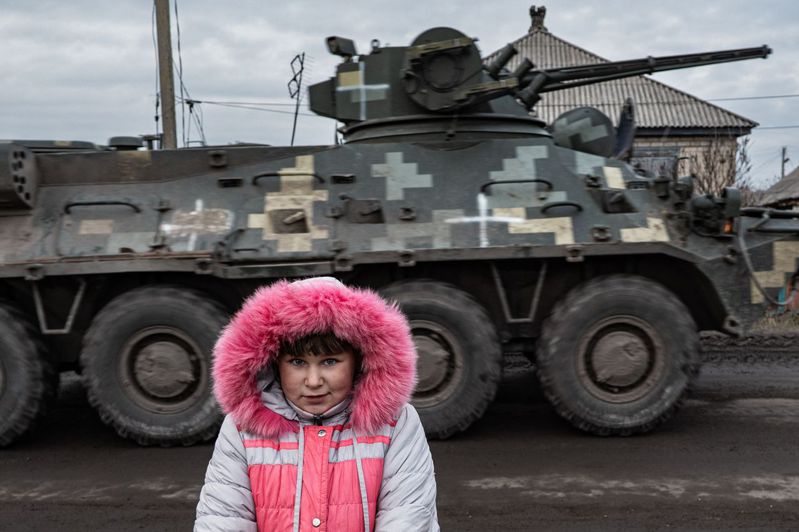 8岁的丽莎（Lisa Shtanko）看着一辆战车从她家门前经过。 法新社(photo:UDN)