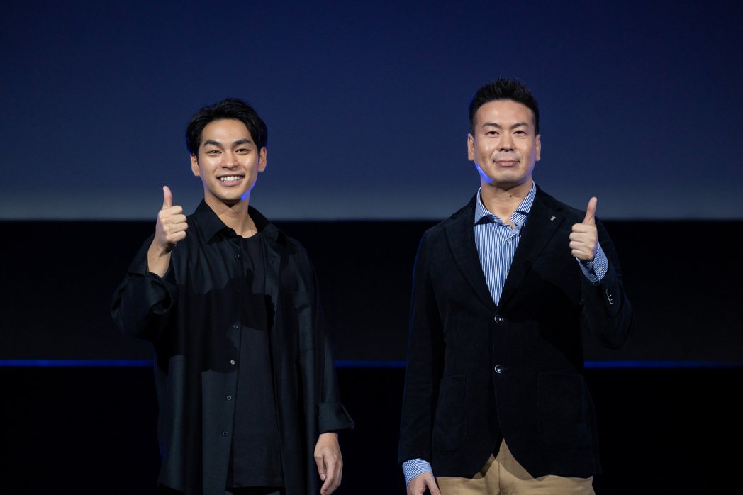 柳乐优弥(左)和导演片山慎三日前出席“噬亡村”“2022迪士尼亚太内容发布会”，并些受媒体专访。图／迪士尼提供