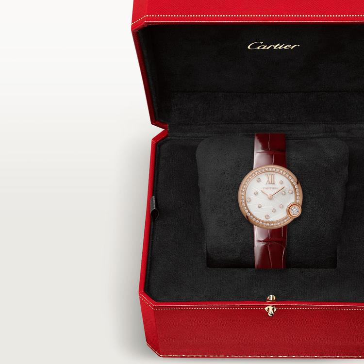 Ballon Blanc de Cartier玫瑰金鑲鑽腕表，30毫米玫瑰金鑲鑽腕表配亮面紅色皮革表帶，約53萬元，亞洲限定上市，單次發行。圖／卡地亞提供