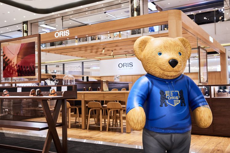 披上藍色T恤的ORIS小熊，成為ORIS高雄義享天地Watch & Coffee概念店的迎賓小門神。圖／ORIS提供