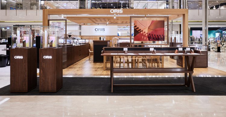 使用原木吧台、開放式空間、丹麥家具的ORIS高雄Watch & Coffee專賣店，是南台灣第一間、也是全台第三間。圖／ORIS提供