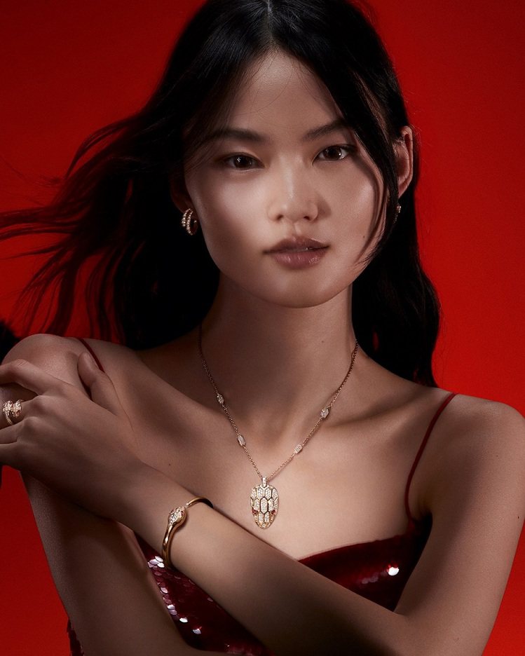 模特兒演繹BVLGARI Serpenti系列珠寶，提供多款具有過年氣氛的紅色寶石與玫瑰金作品。圖／寶格麗提供