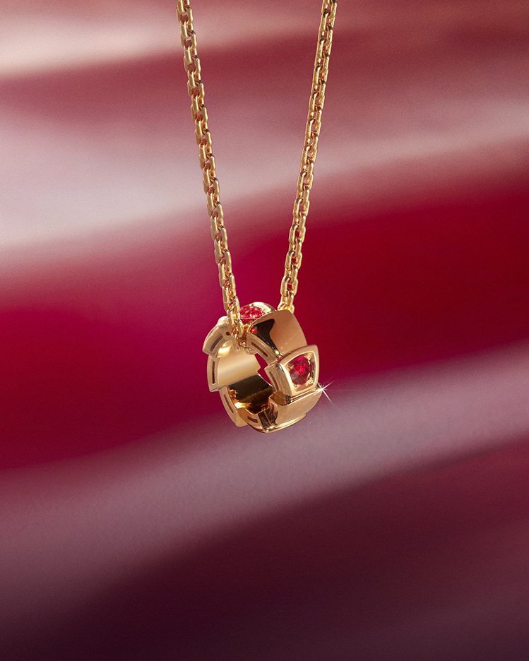 農曆新年特別版的Serpenti Viper玫瑰金鑽石與紅寶石項鍊，玫瑰金鑲嵌4顆花式切割紅寶石總重約0.47克拉，14萬1,000元。圖／寶格麗提供