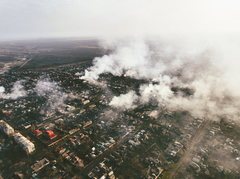 俄军廿七日攻击乌东顿内次克巴赫姆特市，市区冒出阵阵白烟。（美联社）(photo:UDN)