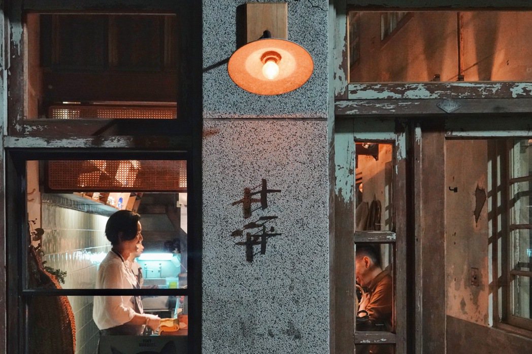 在台南引發話題的老宅餐廳「十平」中，謝欣曄以建築本身的年代歷史做出細節。（圖／本...
