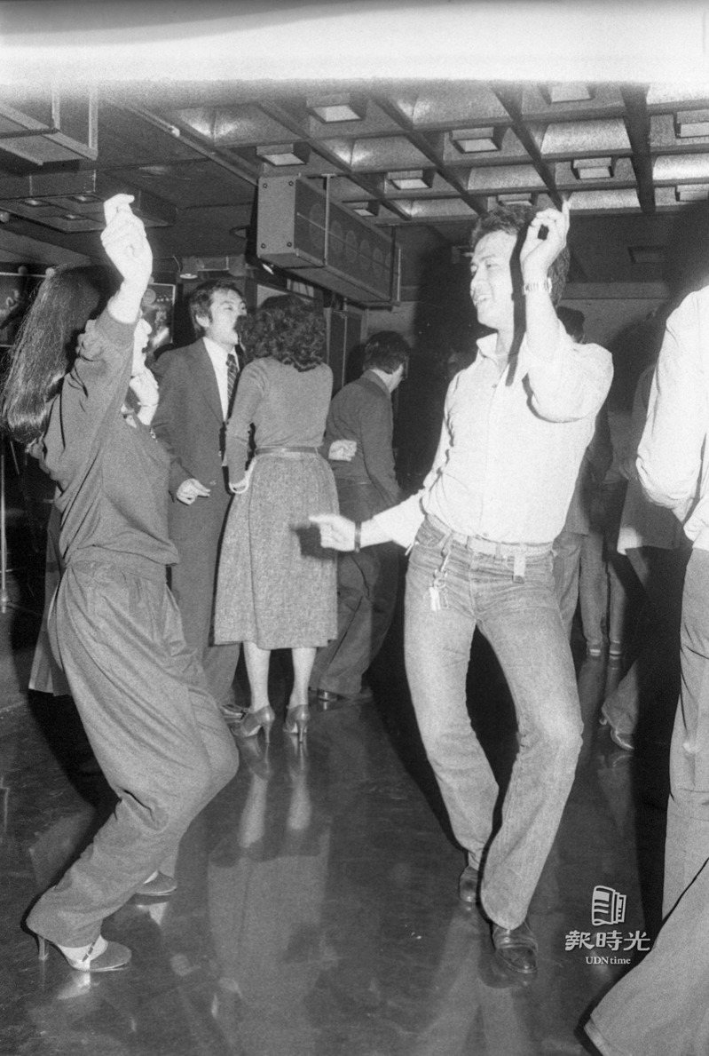 一對男女在舞廳跳舞。圖／聯合報系資料照（1979/4/6　龍啟文攝影）