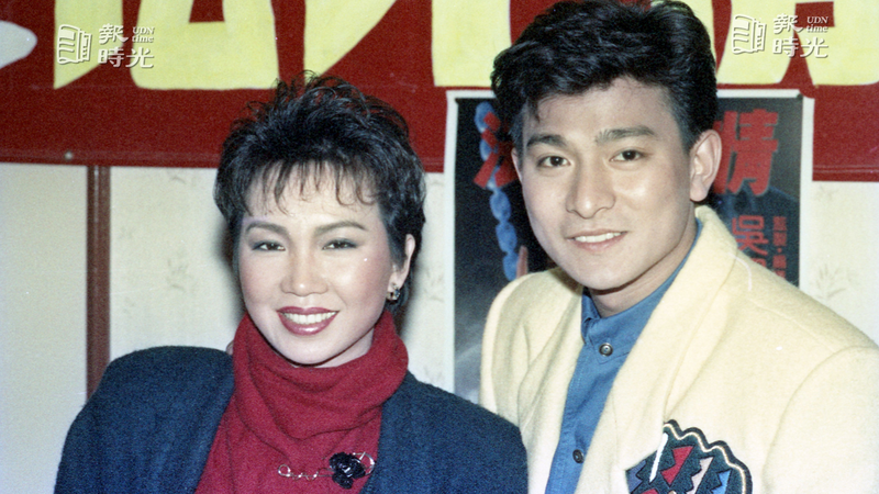 電影「法外情」記者招待會，圖中為參與演出的劉德華（右）、演唱主題曲的蘇芮（左）。圖／聯合報系資料照 (1985/12/23)