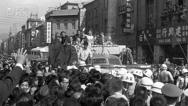 風靡了台北市的「梁兄哥」凌波，上午在市區以一小時十五分鐘的時間，完成了三十餘公里的遊行，像一股旋風似的，掃過了台北市，使市民又再掀起一陣如癡如醉的高潮。圖／聯合報系資料照（1963/10/31　王萬武攝影）
