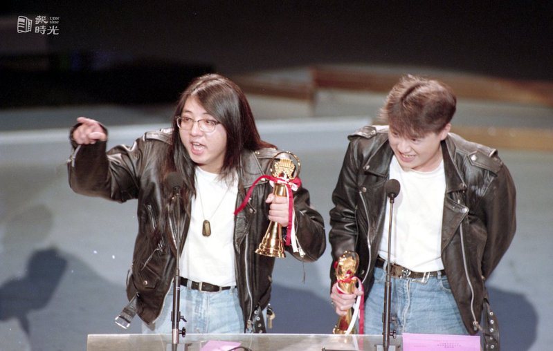 「男人的路要自己走出來！」贏得第五屆金曲獎最佳演唱組合獎的「凡人二重唱」(左起)莫凡、袁惟仁。圖＼聯合報系資料照（1993/11/20　本報記者攝影）