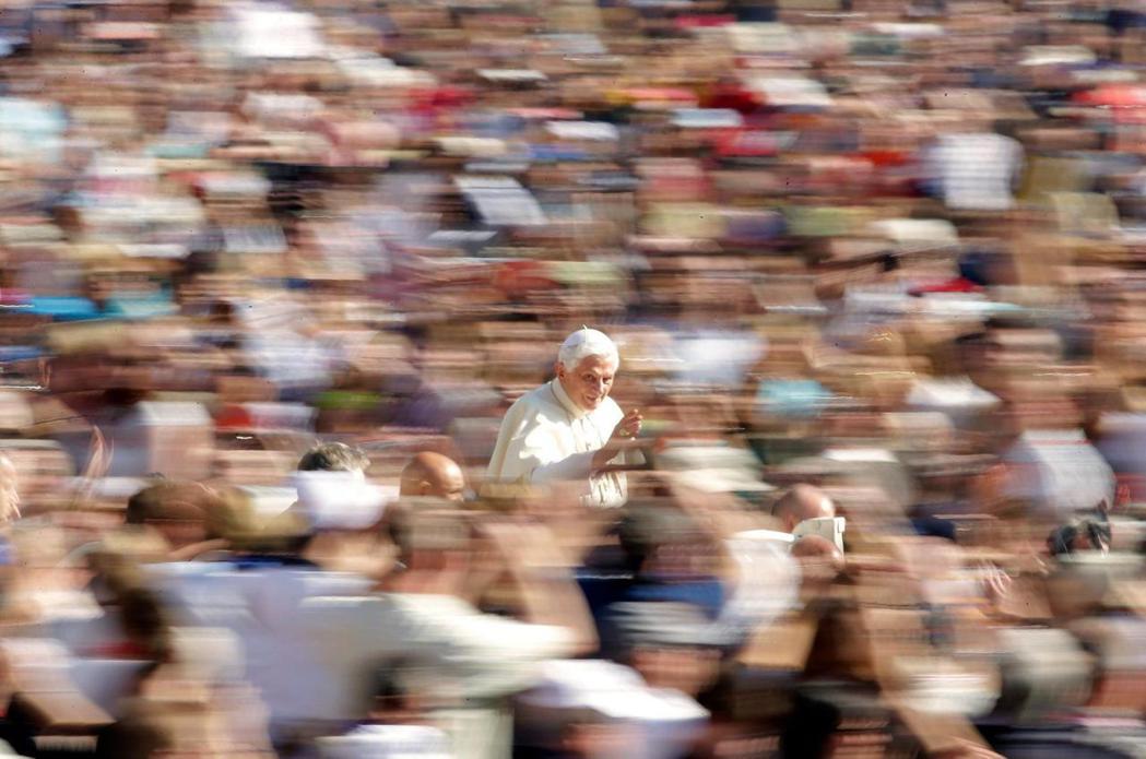 2011年10月，本篤十六世在梵蒂岡聖彼得廣場，向迎接他的天主教眾揮手。 圖／路...