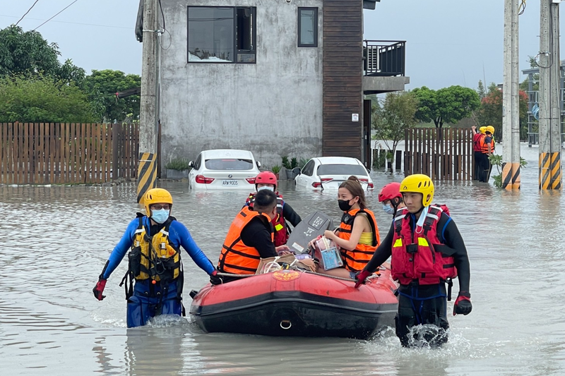 從台南來宜蘭玩的陳先生等8人入住民宿，遇到尼莎颱風造成宜蘭縣七賢村淹大水，醒來發現困在水中央，消防隊出動橡皮艇把人救出來。 圖／消防局提供
