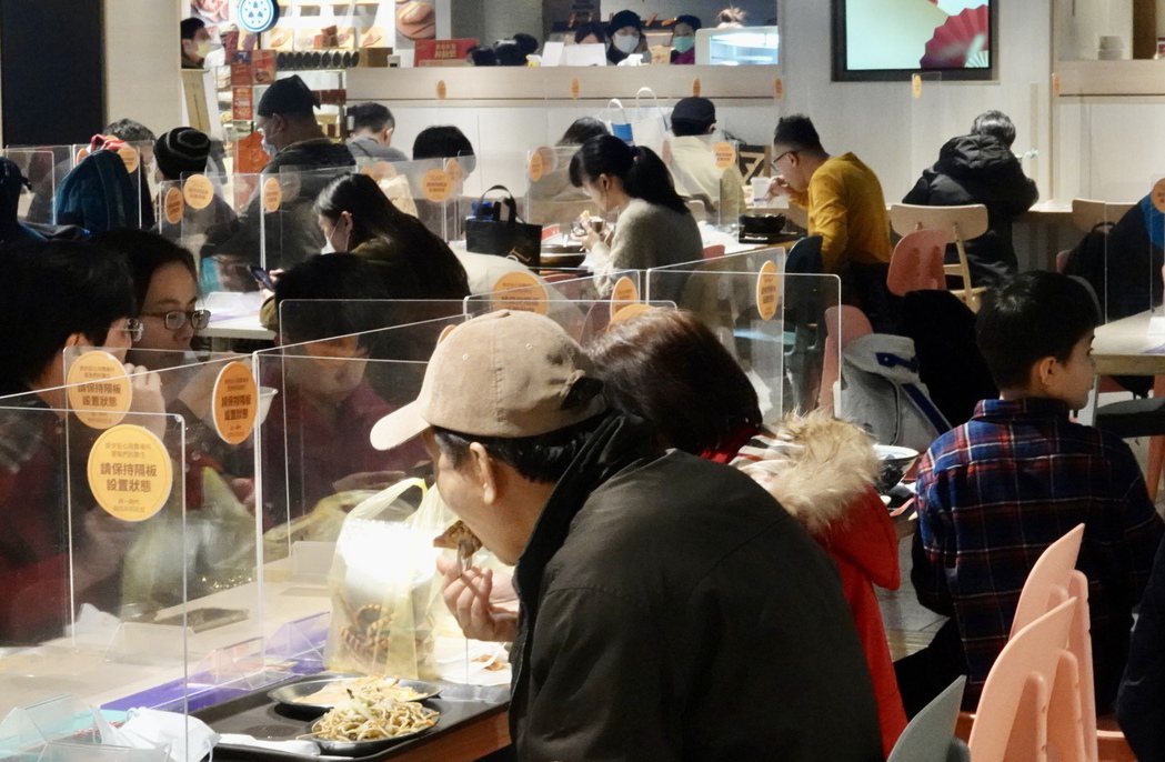 圖為台北市百貨美食街人潮。記者林俊良攝影／報系資料照