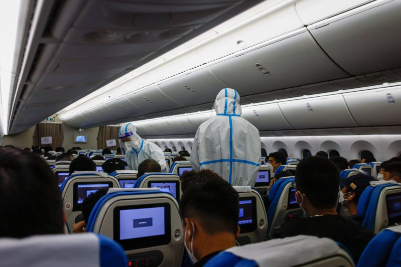 中國大陸新冠確診數激增，引發全球疑慮。廈門國際機場航空人員穿著防護衣對乘客實施檢查。歐新社