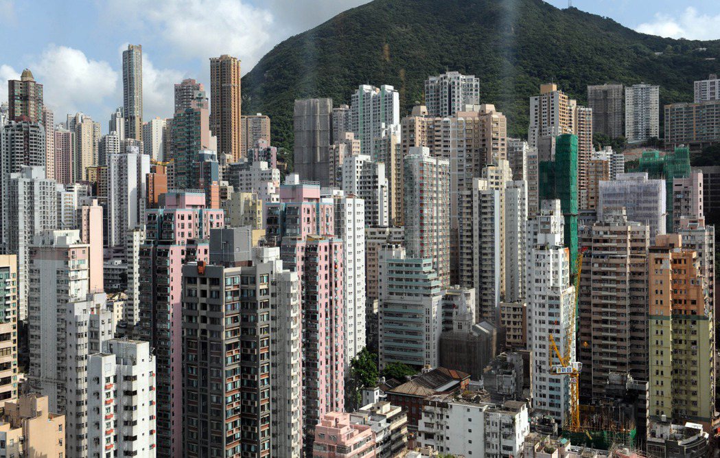 香港房價連跌6月，11月房價指數創近5年半新低。圖取自新華社。