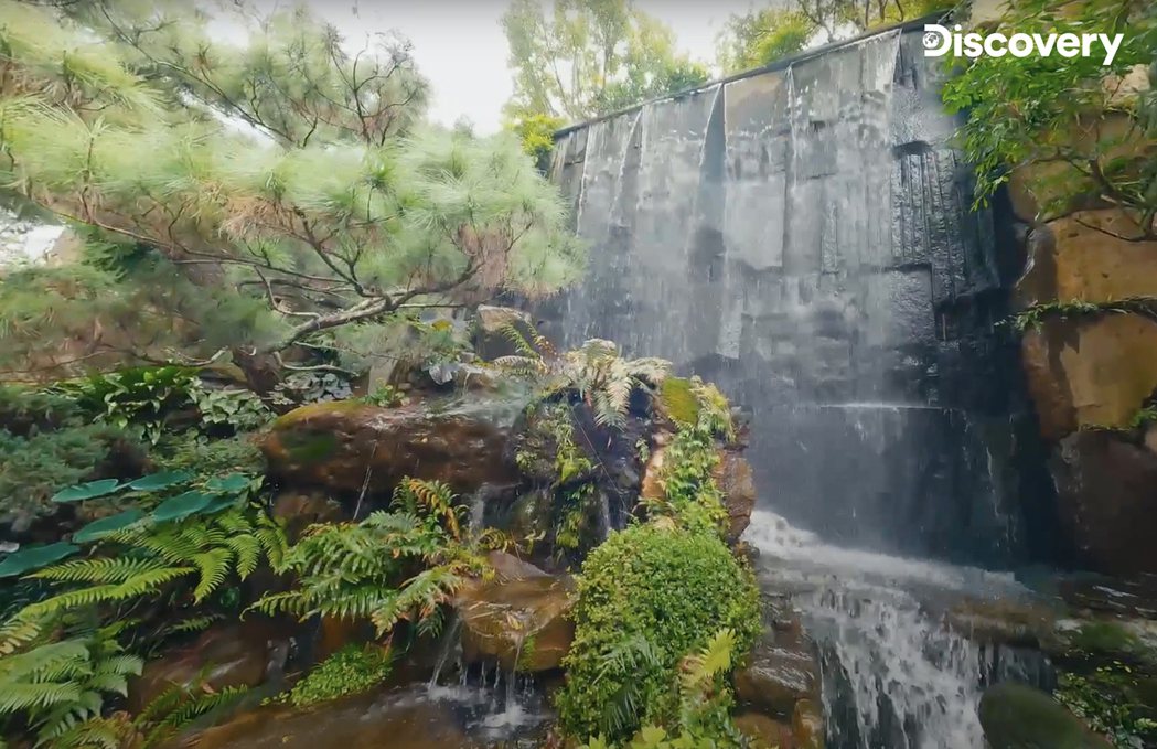 《建築巨擘：陶朱隱園》紀錄片拍出庭園綠意與瀑布造景。圖／威京集團提供