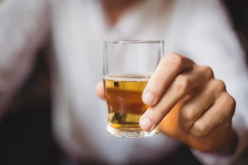 研究顯示，喝酒的風險遠超過「可能的好處」。 示意圖／路透