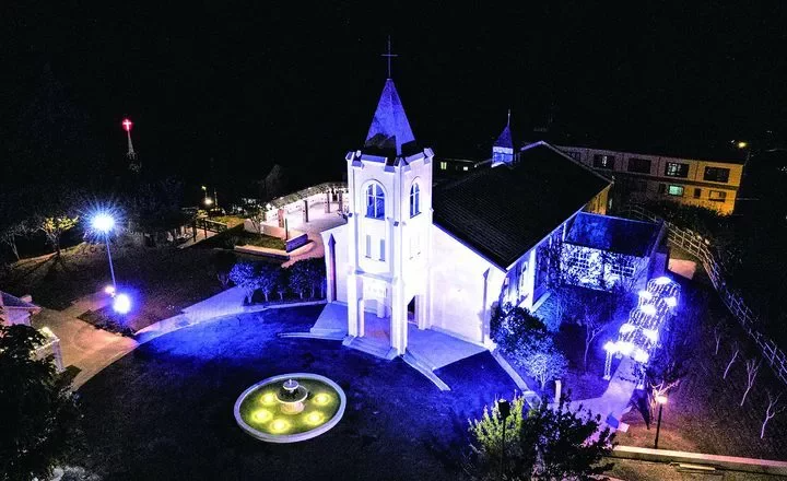 2022山谷燈光節點亮甫對外開放的耶穌堂。 圖／參山國家風景區管理處提供