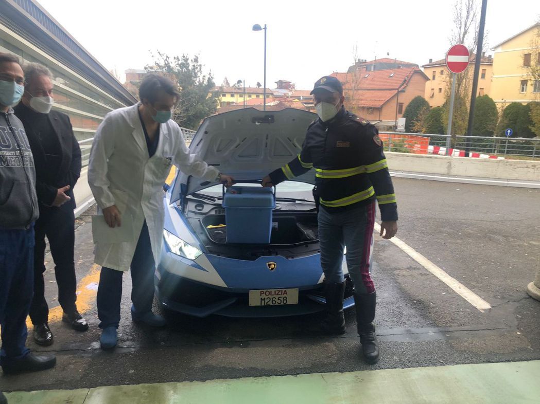 義大利國家警察將Lamborghini Huracán用來運送移植器官。 摘自P...