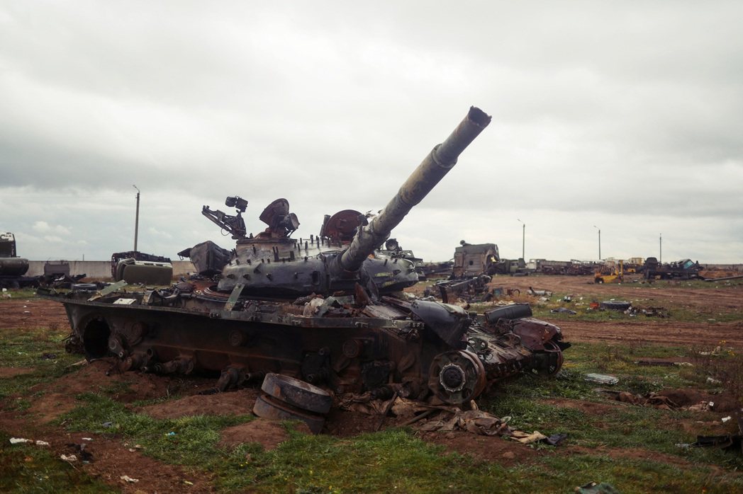 毀換的俄軍坦克。 圖／路透社